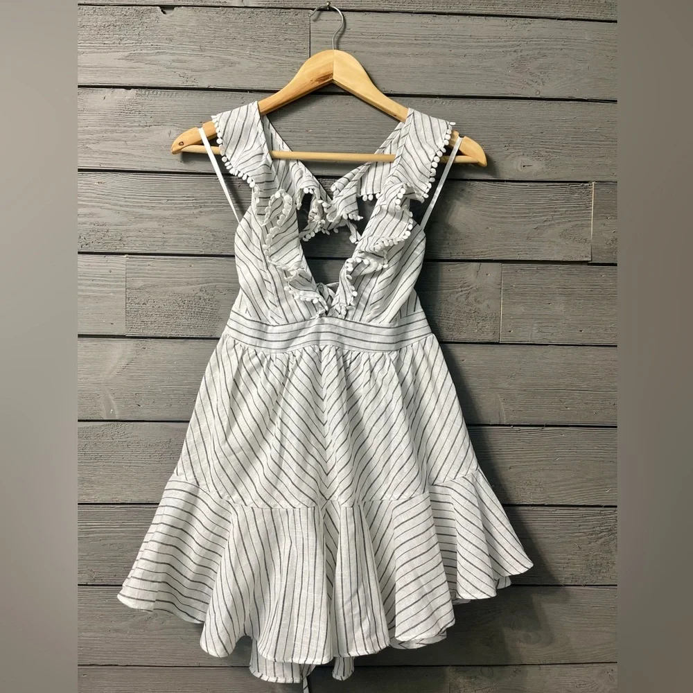 Selfie Leslie White Linen Striped Shorts Romper Criss Cross Back Sz M Summer - Picture 3 of 15